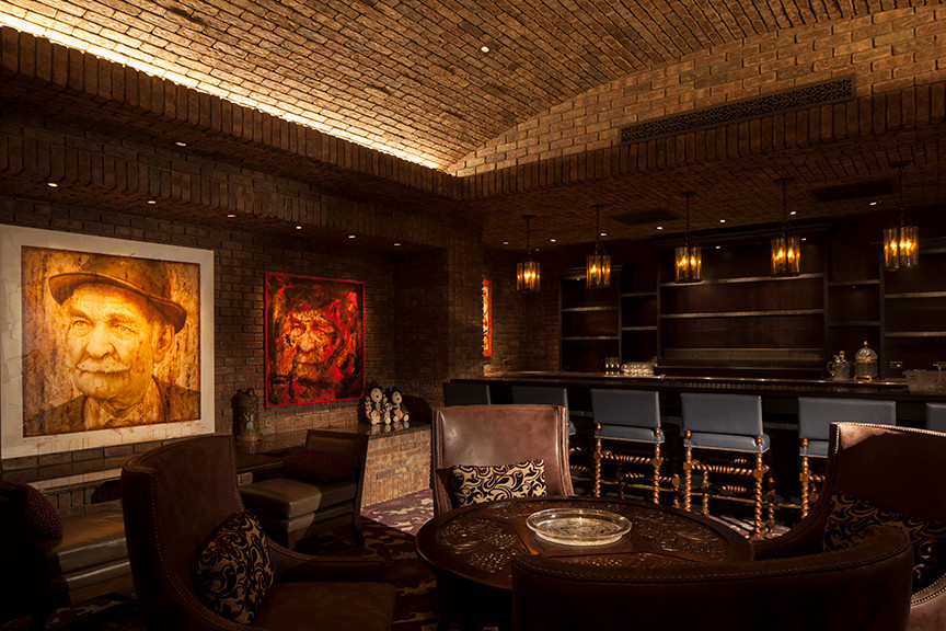 Diseño de bar en casa con barra de bar de galera tradicional grande con armarios abiertos y salpicadero de ladrillos