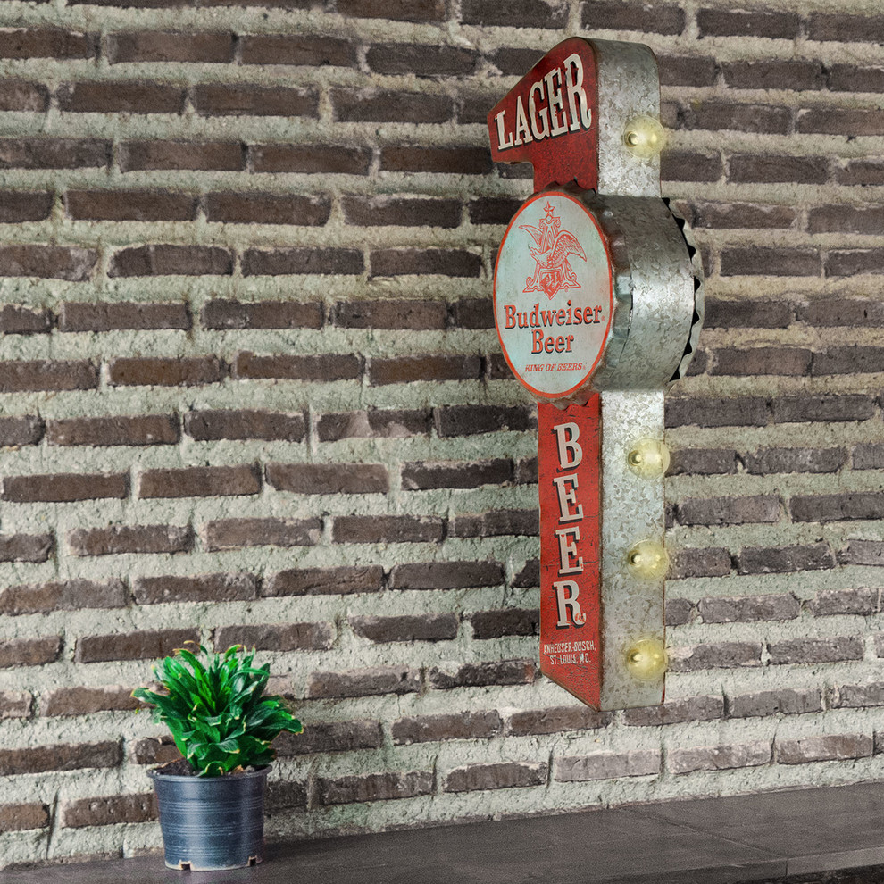 Imagen de bar en casa con barra de bar de estilo americano pequeño con armarios abiertos, encimera de madera y salpicadero de ladrillos