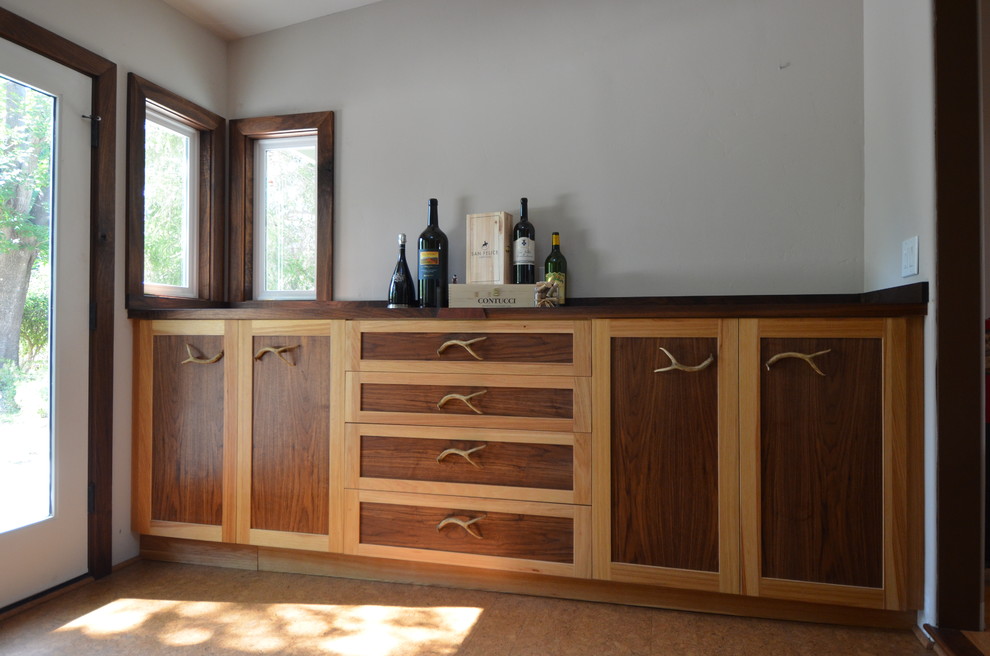 Ejemplo de bar en casa rural con armarios estilo shaker, puertas de armario de madera en tonos medios, encimera de madera y suelo de corcho