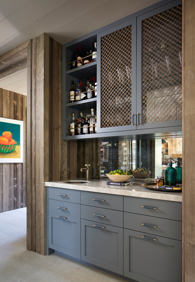 Immagine di un angolo bar con lavandino country con lavello sottopiano, ante in stile shaker, ante grigie, paraspruzzi a specchio, pavimento grigio e top beige