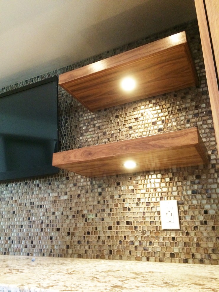 Foto di un piccolo angolo bar con lavandino moderno con lavello sottopiano, ante in stile shaker, ante in legno scuro, top in granito, paraspruzzi con piastrelle a mosaico e moquette