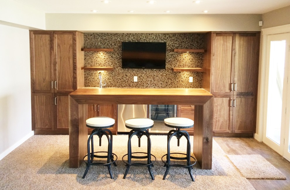 Réalisation d'un petit bar de salon avec évier parallèle minimaliste en bois brun avec un évier encastré, un placard à porte shaker, un plan de travail en granite, une crédence en mosaïque et moquette.