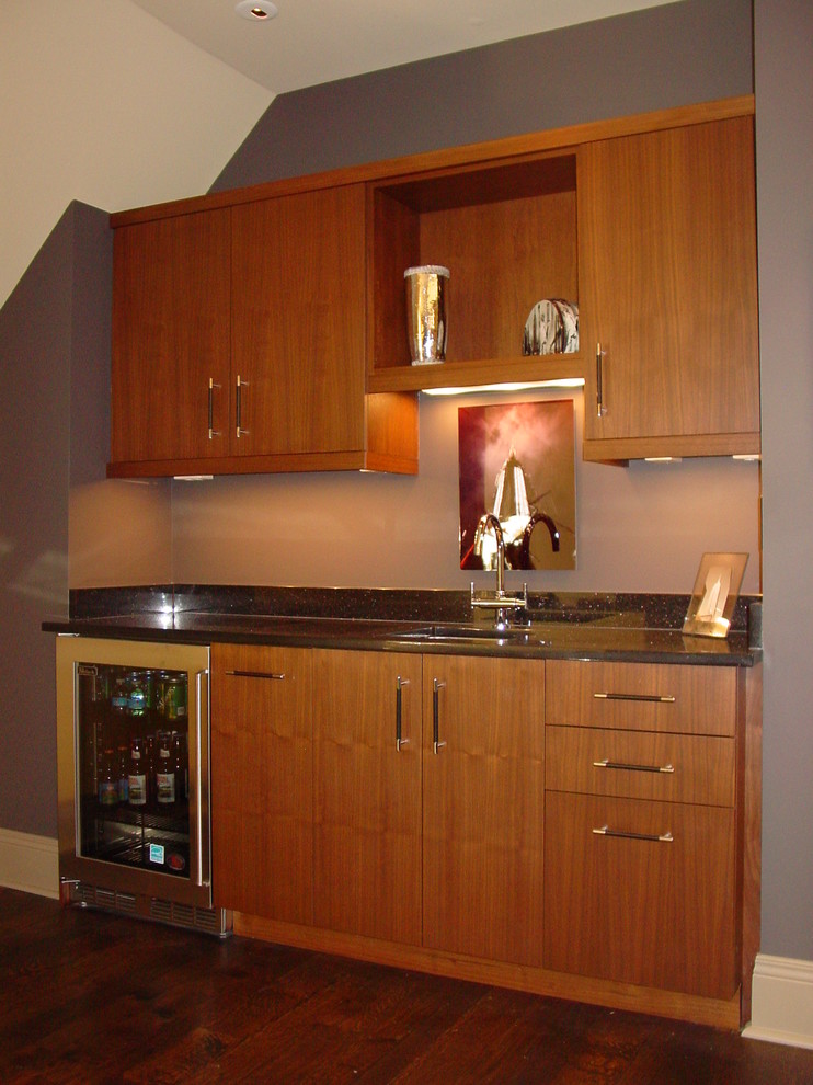 Exemple d'un petit bar de salon avec évier linéaire moderne en bois brun avec un évier encastré, un placard à porte plane, un plan de travail en quartz et parquet foncé.