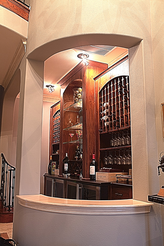 Idée de décoration pour un grand bar de salon tradition avec un placard à porte shaker et un plan de travail en bois.