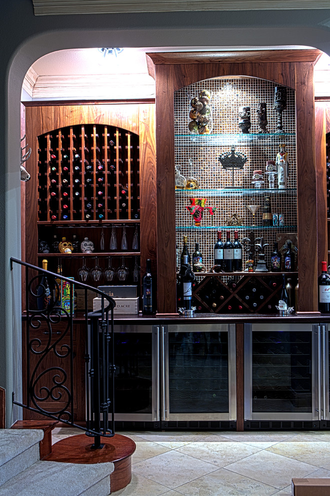 На фото: большой домашний бар в классическом стиле с фасадами в стиле шейкер, деревянной столешницей и фартуком из стеклянной плитки