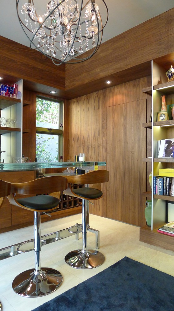 Modelo de bar en casa con fregadero lineal actual sin pila con puertas de armario de madera en tonos medios y suelo de mármol