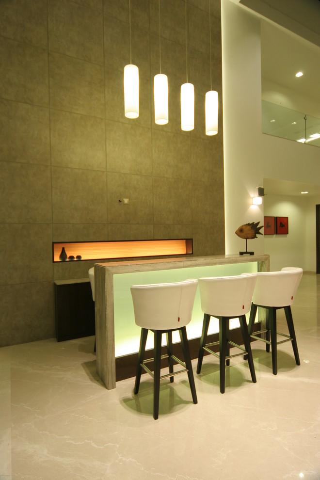Inspiration pour un bar de salon minimaliste en bois foncé avec un placard à porte plane, plan de travail en marbre, une crédence grise, une crédence en carreau de porcelaine et un sol en marbre.