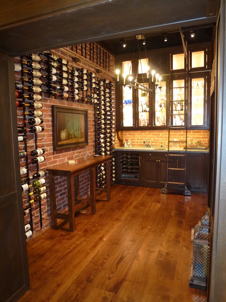 Cette image montre un bar de salon avec évier linéaire traditionnel en bois brun de taille moyenne avec un évier encastré, un plan de travail en zinc, une crédence rouge et un sol en bois brun.