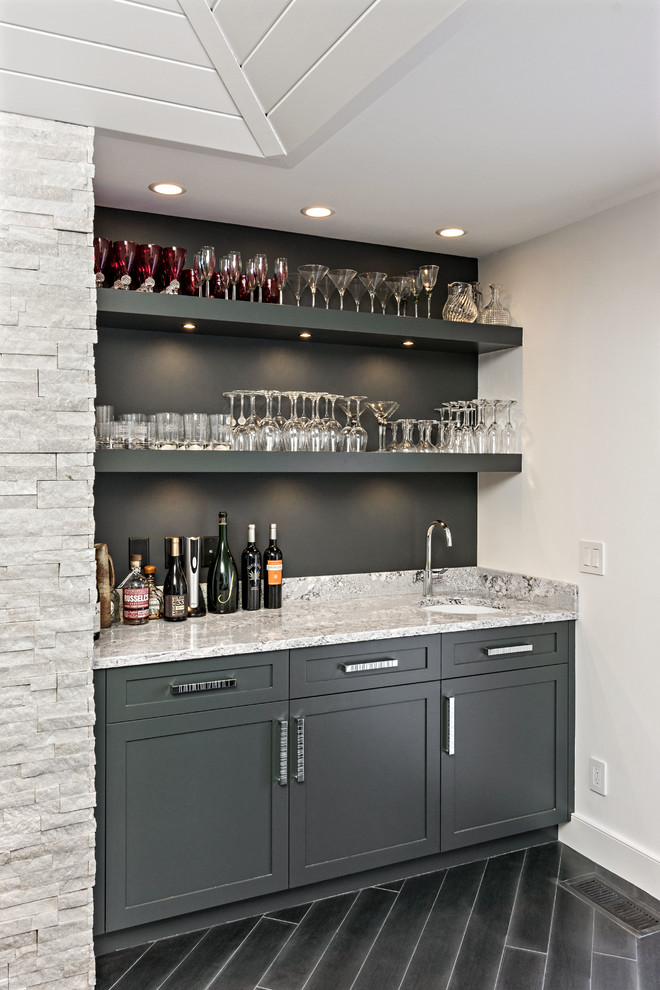 Esempio di un piccolo angolo bar con lavandino design con lavello sottopiano, ante lisce, ante grigie, top in quarzo composito, paraspruzzi nero, parquet scuro e pavimento grigio