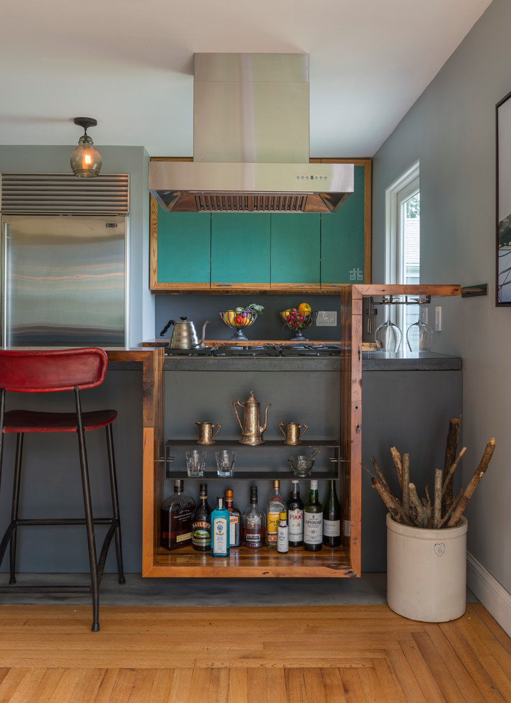 Esempio di un piccolo angolo bar design con nessun'anta, ante in legno scuro e pavimento in legno massello medio