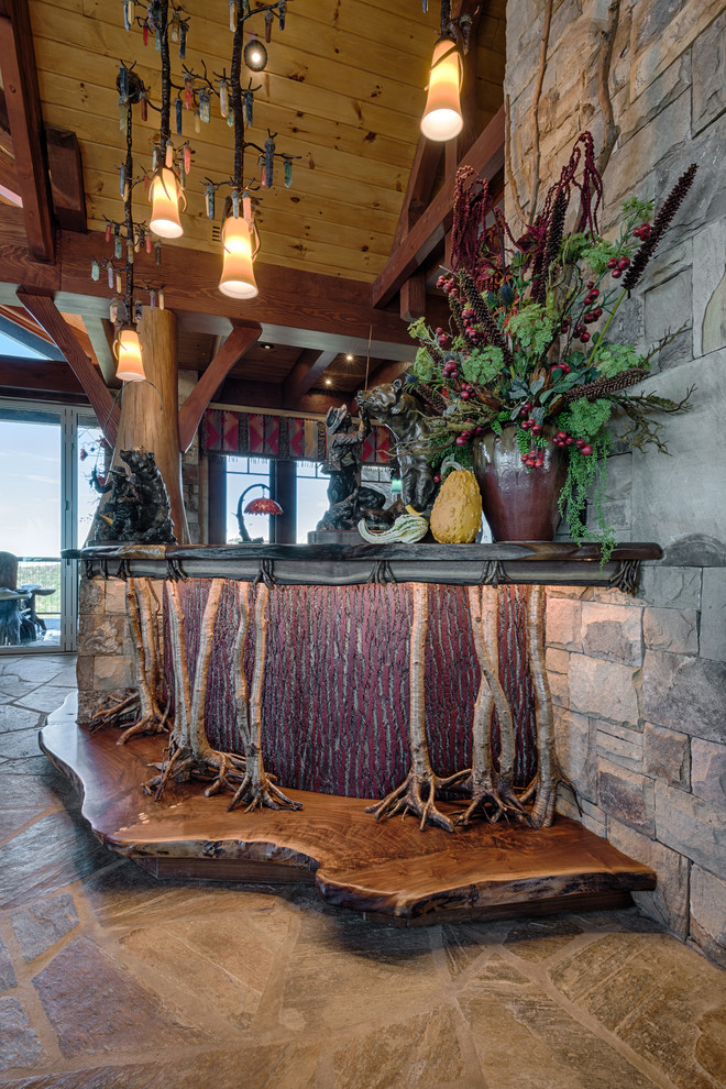 Foto di un grande bancone bar stile rurale con lavello sottopiano, ante con riquadro incassato, ante in legno bruno, top in legno, pavimento in ardesia, pavimento grigio e top marrone