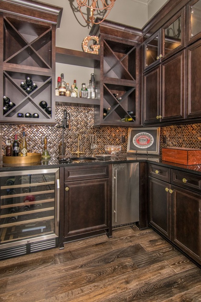 Diseño de bar en casa con fregadero en L tradicional de tamaño medio con suelo de madera en tonos medios
