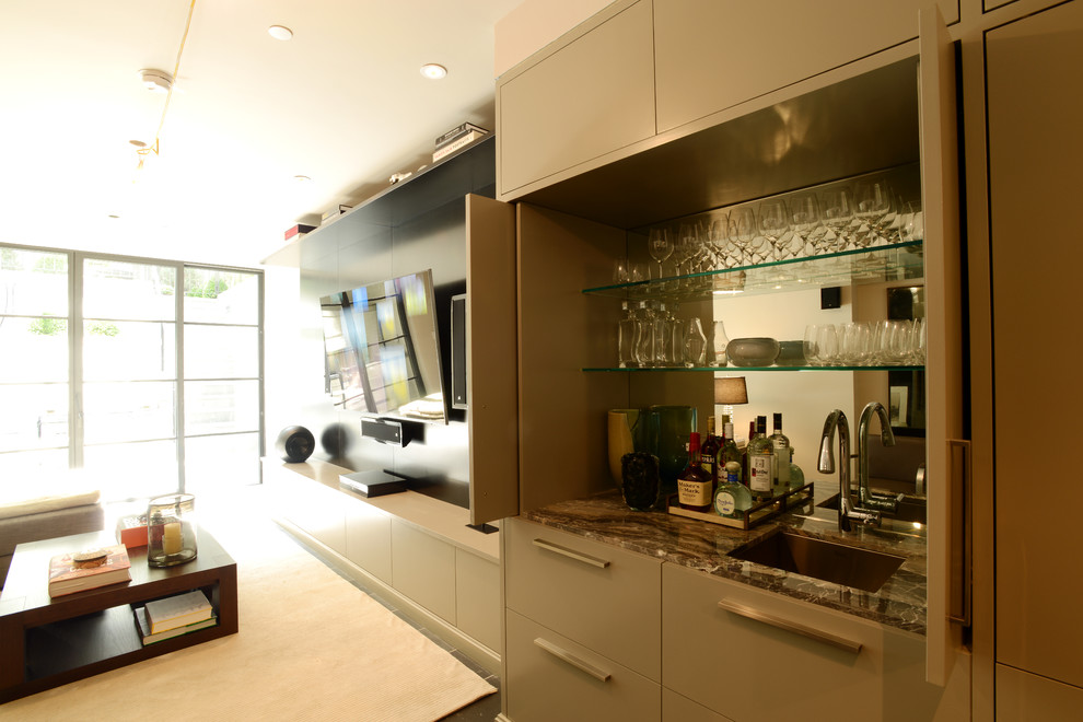 Cette image montre un bar de salon avec évier traditionnel de taille moyenne avec un évier encastré, des portes de placard beiges et une crédence miroir.