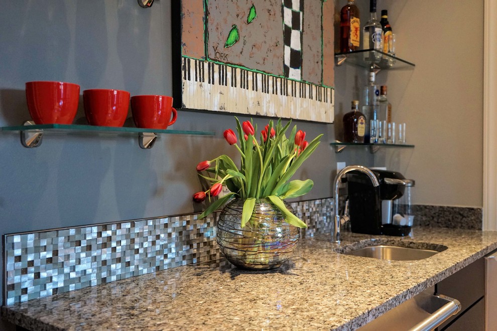 Cette image montre un bar de salon avec évier linéaire minimaliste en bois foncé de taille moyenne avec un évier encastré, un placard à porte plane, un plan de travail en granite, une crédence multicolore et une crédence en mosaïque.