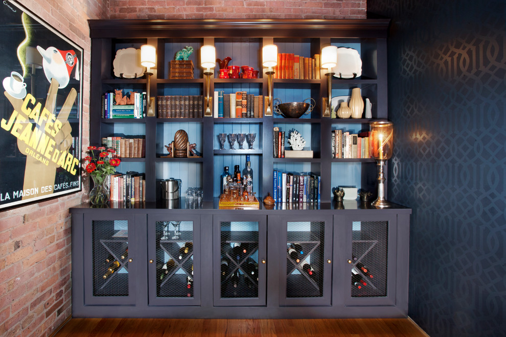 Modelo de bar en casa con fregadero lineal bohemio con armarios abiertos, puertas de armario negras, salpicadero azul, suelo de madera oscura y encimeras negras