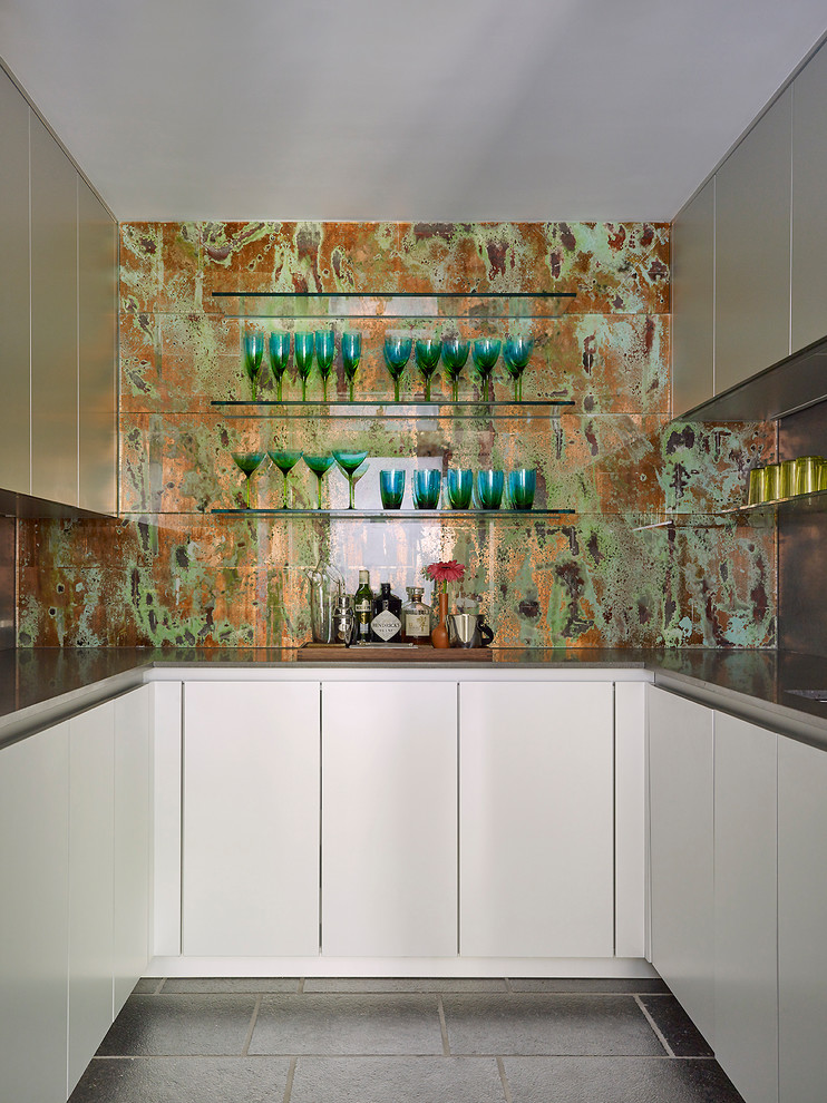 Modelo de bar en casa en U actual con armarios con paneles lisos, puertas de armario blancas, salpicadero multicolor, suelo gris y encimeras grises