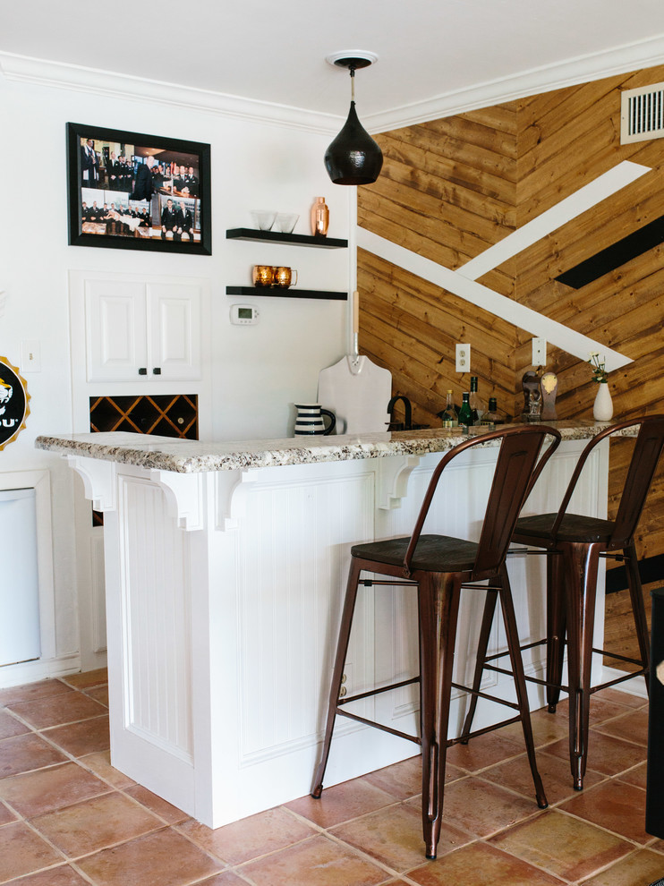 Foto de bar en casa con fregadero en L ecléctico de tamaño medio con encimera de granito y suelo de mármol
