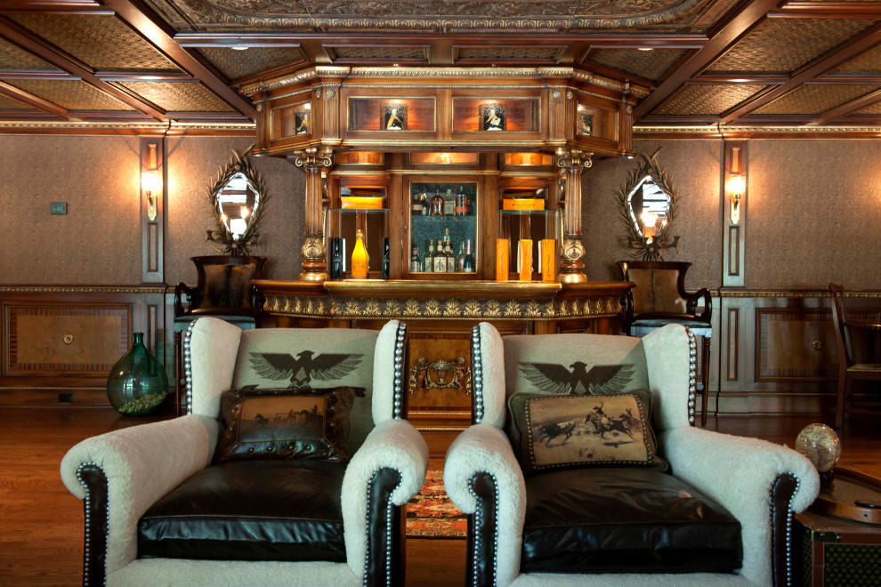 Esempio di un angolo bar tradizionale con parquet scuro e pavimento marrone