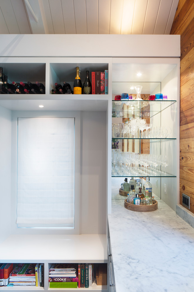 Ejemplo de bar en casa clásico renovado pequeño con armarios abiertos, encimera de mármol, puertas de armario blancas y salpicadero con efecto espejo