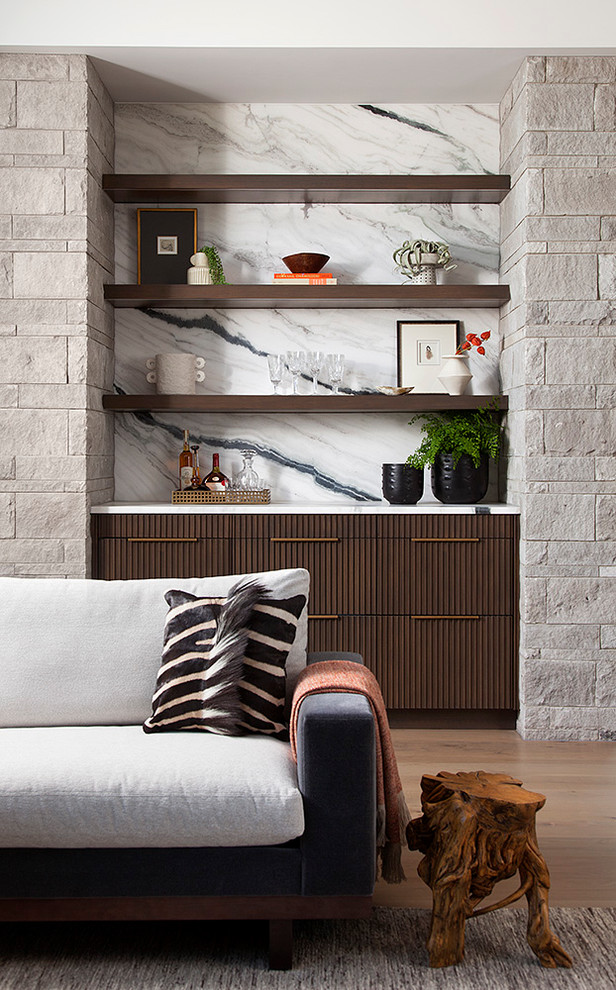 Inspiration pour un bar de salon avec évier linéaire minimaliste en bois foncé avec un placard à porte affleurante, un plan de travail en quartz, une crédence blanche, une crédence en dalle de pierre, un sol en bois brun et un plan de travail blanc.