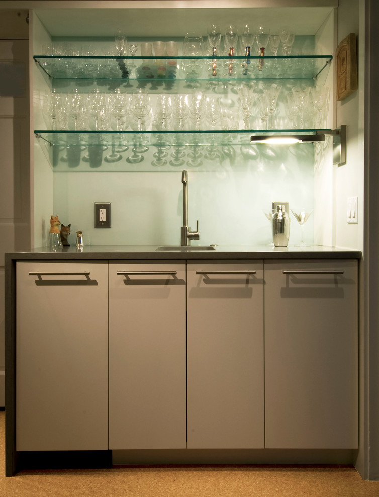 ワシントンD.C.にあるモダンスタイルのおしゃれなウェット バー (I型、フラットパネル扉のキャビネット、グレーのキャビネット、白いキッチンパネル、ガラス板のキッチンパネル) の写真