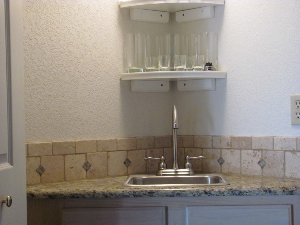 Exempel på en klassisk hemmabar, med granitbänkskiva