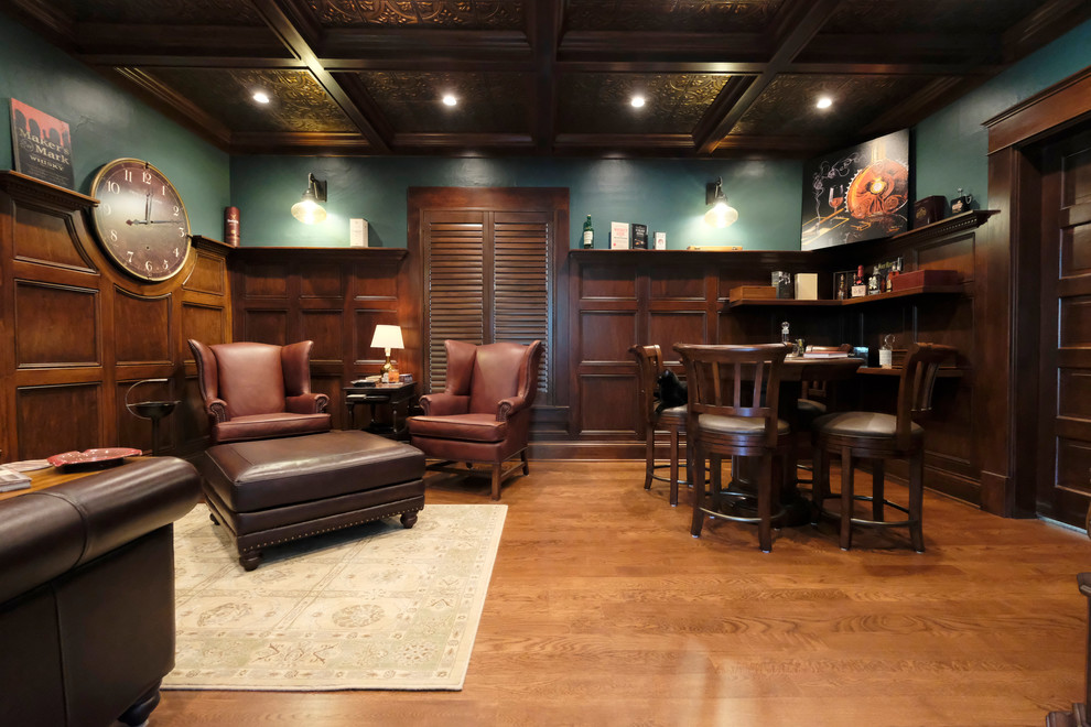 Cette photo montre un bar de salon avec évier chic en L et bois foncé de taille moyenne avec un placard sans porte, un plan de travail en bois, parquet clair et un sol marron.
