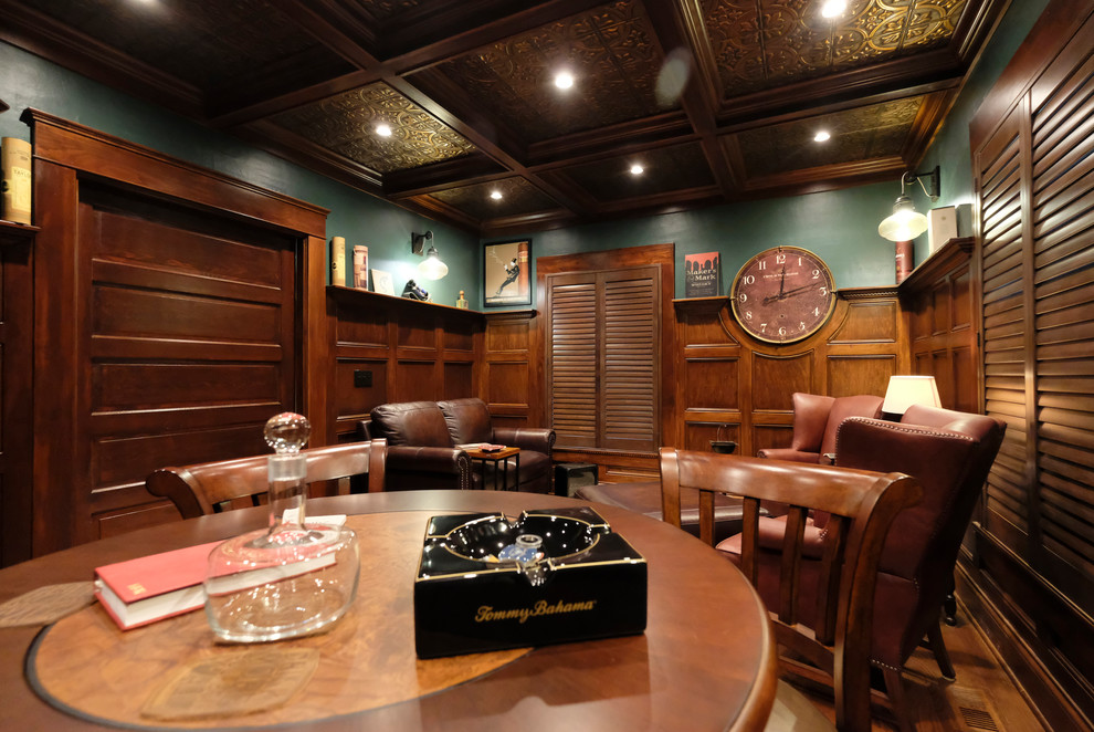 Immagine di un angolo bar con lavandino tradizionale di medie dimensioni con nessun'anta, ante in legno bruno, top in legno, parquet chiaro e pavimento marrone