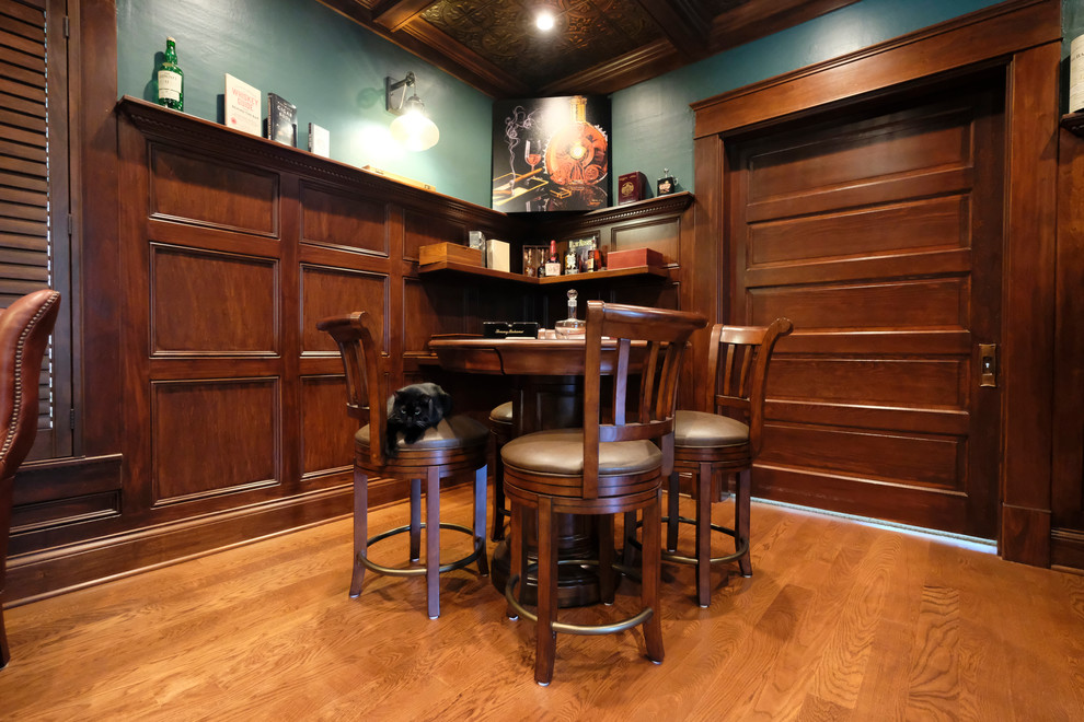 Imagen de bar en casa con fregadero en L clásico de tamaño medio con armarios abiertos, puertas de armario de madera en tonos medios, encimera de madera, suelo de madera clara y suelo marrón