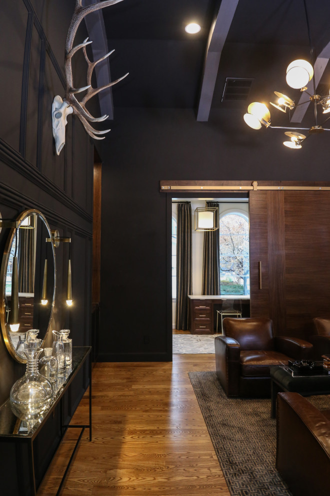 Exemple d'un bar de salon chic en bois foncé de taille moyenne avec un plan de travail en quartz modifié, parquet clair et plan de travail noir.