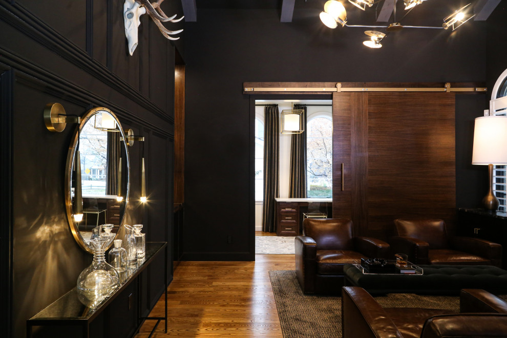 Cette photo montre un bar de salon chic en bois foncé de taille moyenne avec un plan de travail en quartz modifié, parquet clair et plan de travail noir.