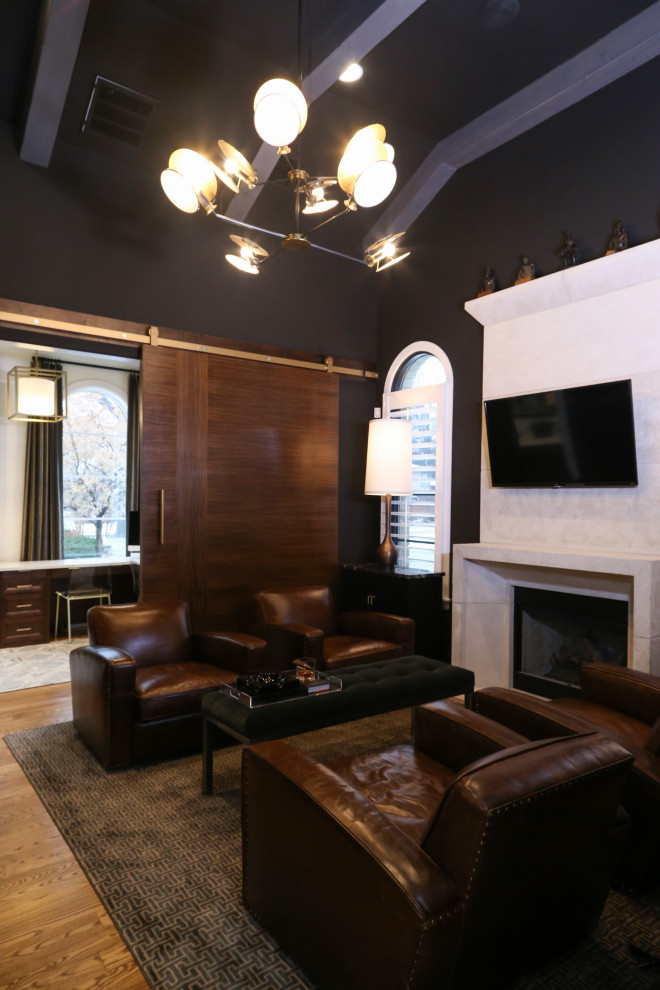 Modelo de bar en casa clásico renovado de tamaño medio con puertas de armario de madera en tonos medios, encimera de cuarzo compacto, suelo de madera clara y encimeras negras