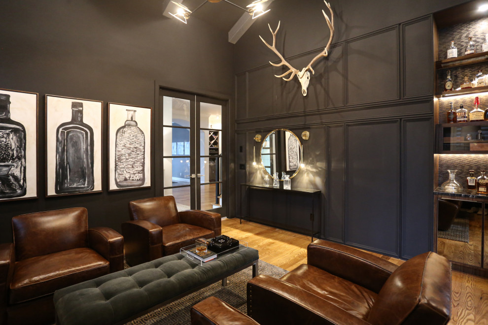 Foto di un angolo bar tradizionale di medie dimensioni con ante in legno bruno, top in quarzo composito, parquet chiaro e top nero