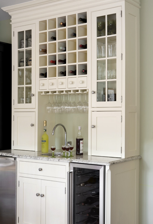 Idéer för en klassisk hemmabar, med en undermonterad diskho, skåp i shakerstil, vita skåp och granitbänkskiva