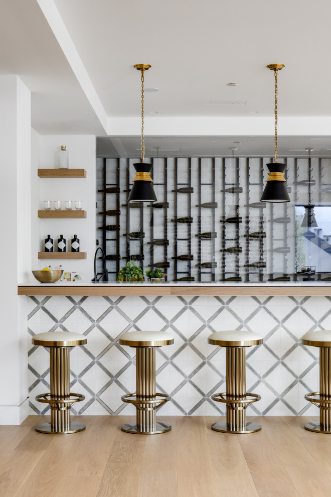 Imagen de bar en casa con barra de bar retro con suelo de madera clara, suelo beige y encimeras blancas