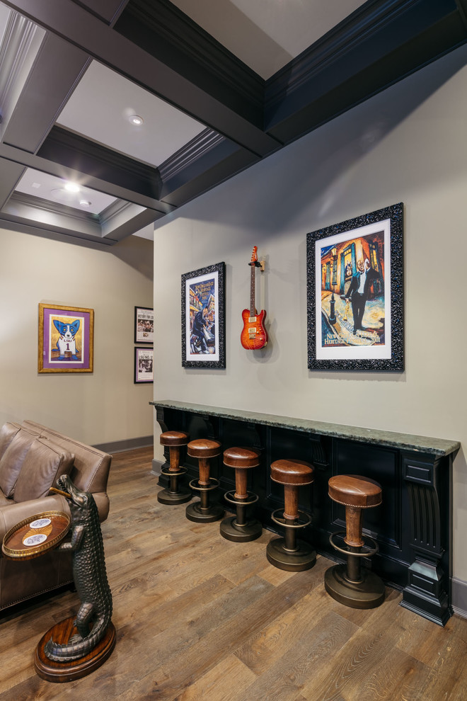 Immagine di un ampio angolo bar senza lavandino chic con pavimento in legno massello medio e top marrone
