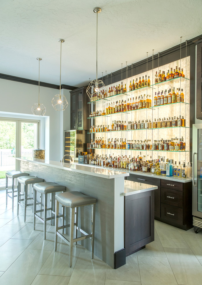 Idee per un bancone bar classico con ante in stile shaker, ante in legno bruno, pavimento beige e top bianco