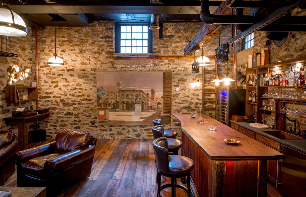 Aménagement d'un bar de salon parallèle montagne en bois vieilli avec un sol en bois brun, des tabourets, un évier encastré, un placard à porte plane, un plan de travail en bois, un sol marron et un plan de travail marron.