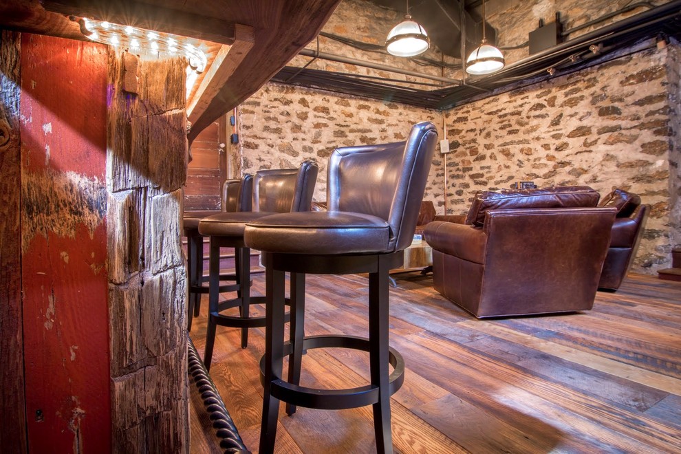 Imagen de bar en casa rústico con suelo de madera en tonos medios