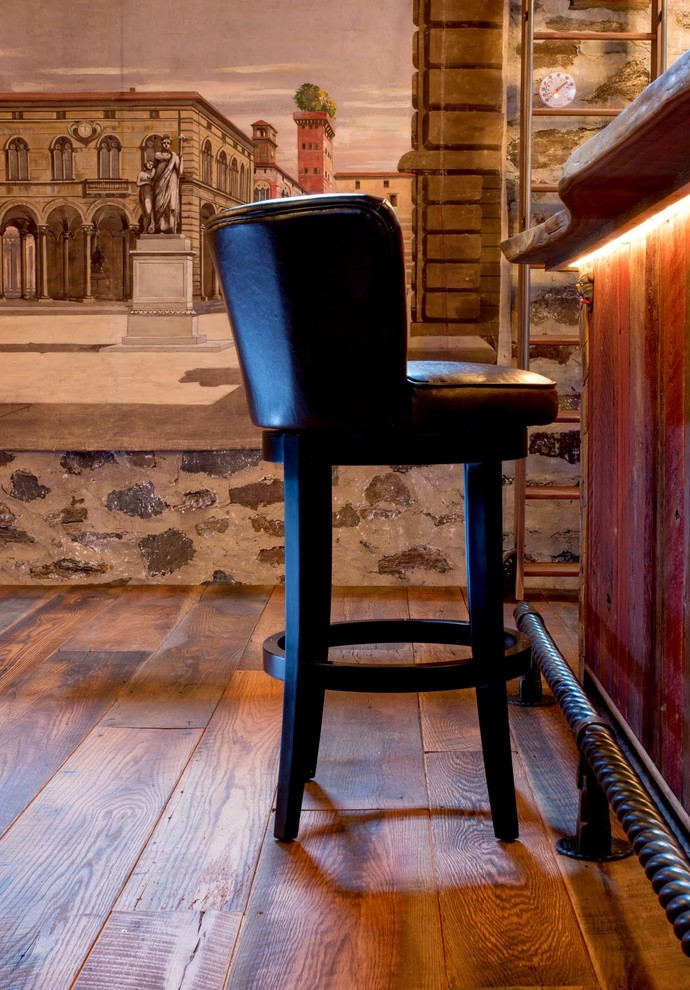 Imagen de bar en casa rural con suelo de madera en tonos medios