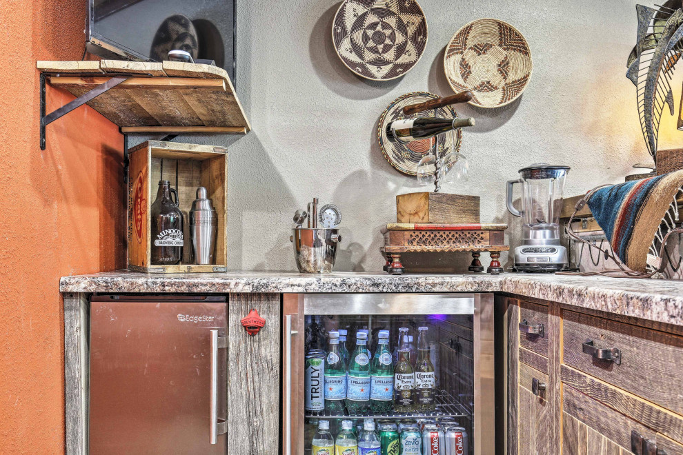 Esempio di un grande bancone bar stile rurale con ante con riquadro incassato, ante con finitura invecchiata, top in laminato e top multicolore