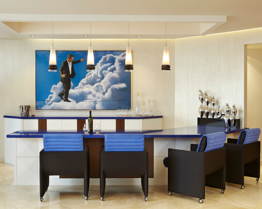 На фото: угловой домашний бар среднего размера в современном стиле с барной стойкой, плоскими фасадами, белыми фасадами, столешницей из кварцита, мраморным полом и синей столешницей