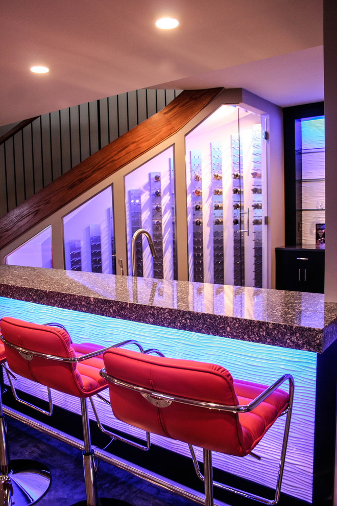 Immagine di un grande angolo bar con lavandino design con ante lisce, ante in legno bruno, top in granito e paraspruzzi beige