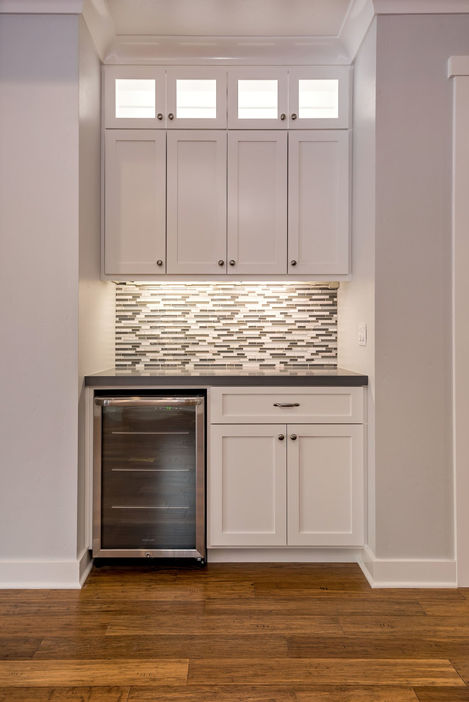Mid-sized arts and crafts medium tone wood floor home bar photo in San Francisco