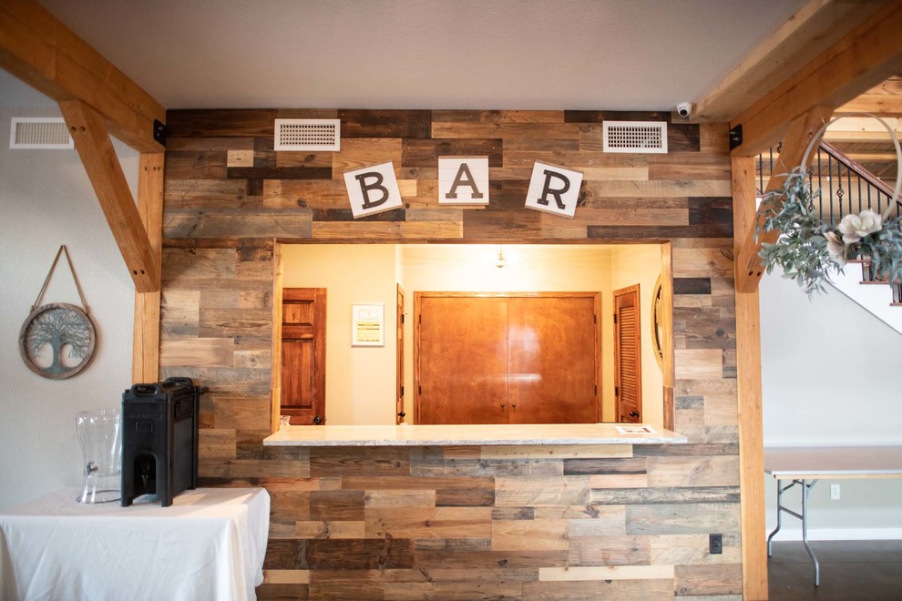 Ispirazione per un angolo bar con lavandino stile rurale con lavello da incasso, ante in legno bruno e pavimento in cemento