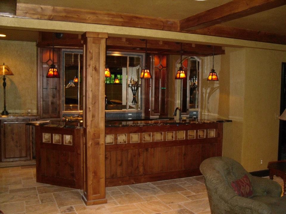 Пример оригинального дизайна: домашний бар в стиле рустика