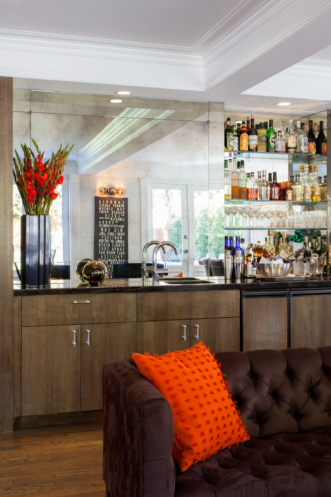 Foto di un angolo bar tradizionale con ante lisce, ante in legno bruno, paraspruzzi a specchio e parquet scuro