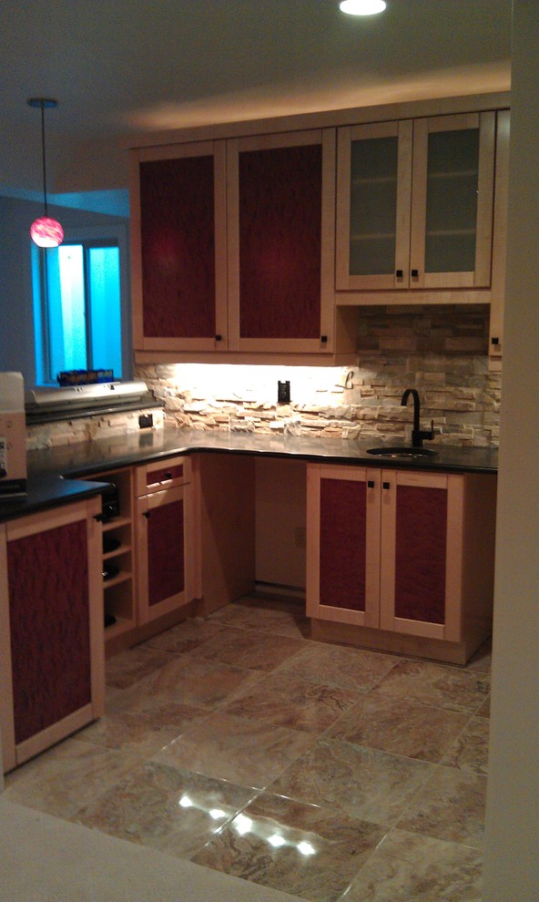 Exempel på en stor klassisk l-formad hemmabar med vask, med en undermonterad diskho, luckor med glaspanel, skåp i ljust trä, brunt stänkskydd, stänkskydd i stenkakel och klinkergolv i porslin
