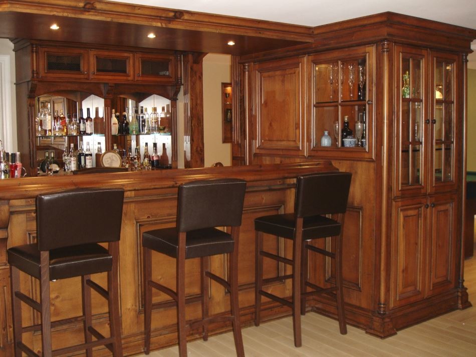 Esempio di un grande bancone bar rustico con ante con riquadro incassato, ante in legno scuro, top in legno e moquette