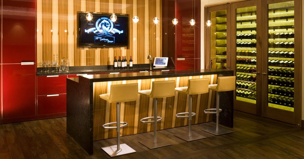 Foto di un angolo bar con lavandino contemporaneo di medie dimensioni con ante lisce, top in onice, paraspruzzi multicolore e ante rosse